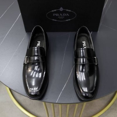 顶级原单 品牌：PRADA 普拉达 标准码：男码38 44 45可以定做 等级：官网同款 材料：原版牛皮面 牛皮内里 原版耐磨柔软大底 款式类别：商务休闲皮鞋