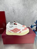 Gucci古驰 最新爆款高低帮做旧情侣运动鞋系列出货 原版购入开发 做货，这款高低帮运动鞋采用篮球风格廓形设计，巧妙融入镂空拼片和做旧效果，尽显别样匠心。匠心融