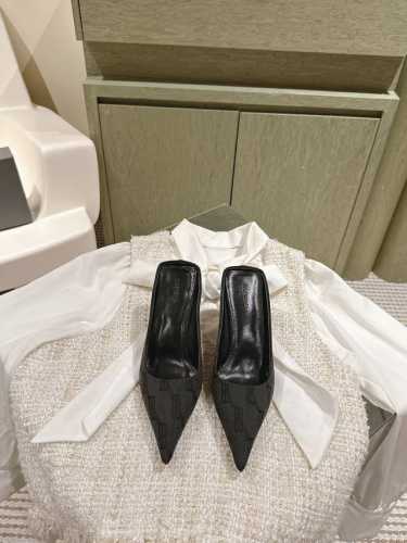 升级版 巴黎世家 Balenca*A 新款五金钻扣单鞋系列！这款鞋型是淑女尖头单鞋上脚美爆又百搭 Ins爆款 原版购入开模，定制鞋面原版印花布，所有的材质与工艺