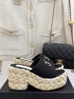厂价 Chane* ｜小香25C春夏新品 麻绳菱格厚底拖鞋 经典菱格搭配麻绳元素 彰显高级 这季凉鞋特色在于鞋底五金 太美了 厚底在拉长腿方面真的Yyds！ 上