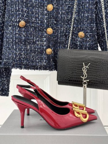 凉鞋 单鞋 balenciaga 巴黎世家经典双B扣尖头后空凉鞋将时髦发挥到极致 经典中的精品整双鞋的精髓就是它的鞋头 够尖够长并且不带臃肿感 还拉长线条 完全