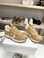 顶级版本迪家早春新品C'est 系列新款流苏运动鞋 CD这款羊猄皮流苏细节新颖别致. 慵懒中带着精致品味. 付带内增高，以绒面牛皮革和网眼织物制作，轻盈透气。侧