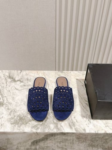 平底 细跟 225 Alaia 网面系列拖鞋新品 以芭蕾的灵动意韵融于日常，以现代笔触刻画舞鞋经典轮廓！ 镂空皮质款拖鞋，从经典日式鞋履汲取灵感，鞋面，简而不繁