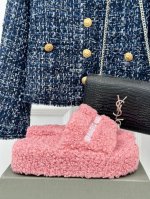 厂价 Balenciaga｜巴黎世家24S新品字母刺绣泰厚底迪毛毛拖鞋 独家正确版本、原版开发、时尚圈内各大网红明星又在拼命种草的款式。火爆整个ins！又是一个