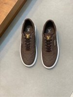 L 男士经典休闲运动鞋，本款 Beverly Hills 运动鞋为柔软牛皮革描摹经典 Monogram 印花，塑造优雅鞋面。橡胶外底厚实而不失轻盈，其上点缀路易