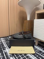 24Fw新款ALAIA阿莱亚法式芭蕾舞单鞋平底鞋 原本更具有柔美浪漫气息的芭蕾平底鞋，在加上钻、金属饰钉等中性风十足的装饰后，传统的芭蕾风格具有了更多施展的可能