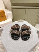 情侣款 男码10 225 Lv路易威登新品 顶级版本专柜主打最新款驴牌拖鞋 硬货上新 代购级别！高级感十足！国内外博主刷爆的一款，复古又时髦 上脚美炸了！官网主