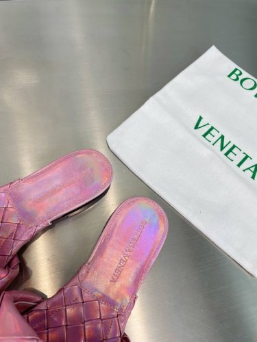 Bv 葆蝶家 春夏 平底大编织拖鞋 镭射玫红 编织设计元素 堪称Bv家族设计基因 鞋面采用手工编织 搭配内胆舒适设计 设计感十足 一款彰显个性 潮流神级单品 所