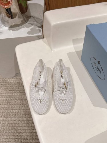出厂 prada 普拉达新款 经典网面玛丽珍鞋 平底单鞋 简约主义风格 简单高级 三角标点缀 轻松Get时髦气息 码数 34-42
