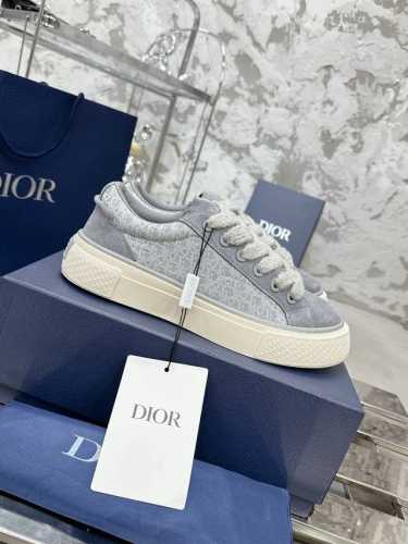 顶级版本P女 、男 Dior 迪奥B33系列 情侣款休闲板鞋 原版购入开发做货 采用迪奥灰牛皮革精心制作，侧面饰以同色调 CD Diamond 图案帆布镶片。