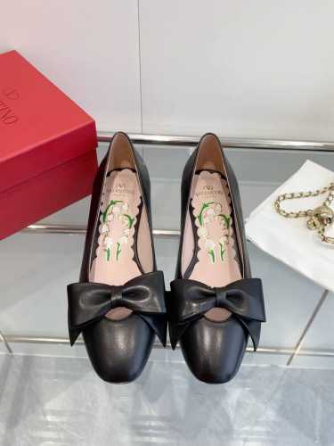 Valentino 华伦天奴火 70Ss早春新款蝴蝶结中跟凉鞋单鞋 鞋面 羊皮 内里: 羊皮 垫脚 羊皮 大底 意大利真皮大底 跟高 3.5Cm 码数 35-3