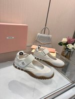实价不让利 Miumiu 缪缪2025早春新品科技面料和绒 面小牛皮轮胎运动鞋魔术贴款凉鞋 该轮胎纹底结合了优雅和运动功能 动态 柔韧且耐用的橡胶鞋底让人想起轮