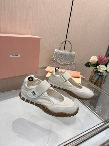 实价不让利 Miumiu 缪缪2025早春新品科技面料和绒 面小牛皮轮胎运动鞋魔术贴款凉鞋 该轮胎纹底结合了优雅和运动功能 动态 柔韧且耐用的橡胶鞋底让人想起轮