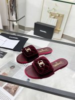 CHANEL 25早春新品 拖鞋火爆上市！黑色、米白、杏色、粉色、黑色真丝绒、酒红真丝绒35-43。像胶底