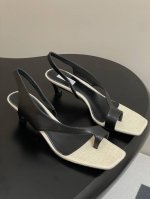 toteme 25S春夏新款 极简方头夹趾平底 高跟凉鞋 美出新高度 个性又不失优雅 搭配麻质鞋底 复古与时尚融合 无论是裙装还是裤装 轻松适配 为穿搭注入高级
