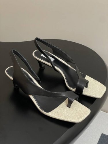 toteme 25S春夏新款 极简方头夹趾平底 高跟凉鞋 美出新高度 个性又不失优雅 搭配麻质鞋底 复古与时尚融合 无论是裙装还是裤装 轻松适配 为穿搭注入高级