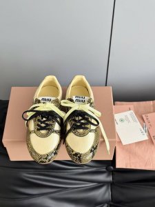 Miumi*25Ss新款走秀款款蛇纹德训鞋休闲运动鞋 以经典复古鞋型为蓝本 质感皮革勾勒流畅线条 复古轮廓金属扣与鞋带设计巧妙融合 打破常规 为整体注入不羁灵魂