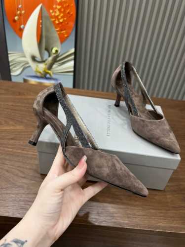 BrunelloCucinelli 。时尚高跟凉鞋上新款了。面料：进口羊皮。内里牛皮，纯铜珠链，上脚美观大方，百分百原版开发。原版包装，码数35 －42。35