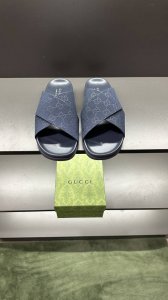 g家 新款 男码39～45， 46.订做 这款拖鞋采用 Gg 聚酯纤维制成，正面饰有 Gucci 标签，为款式增添了醒目的徽标感。 “Gucci Made In