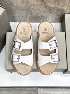 brunello Cucinelli 男士沙滩鞋 鞋垫均有品牌徽章装饰，真皮沿条 Tpu轻弹外底可以确保鞋子更合脚，穿着更舒适。 码数：39-45 38.46.