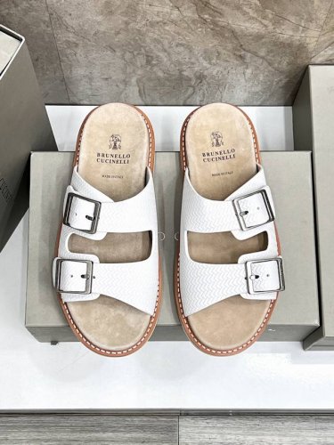 brunello Cucinelli 男士沙滩鞋 鞋垫均有品牌徽章装饰，真皮沿条 Tpu轻弹外底可以确保鞋子更合脚，穿着更舒适。 码数：39-45 38.46.