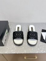 配飞机盒包装 Chanel 小香 25Ss 春夏新品 小粗跟 羊皮链条 懒人拖 小香的一款全新设计 鞋面羊皮材质搭配双C 简约百搭上脚超级美的 怎么看都超美 鞋