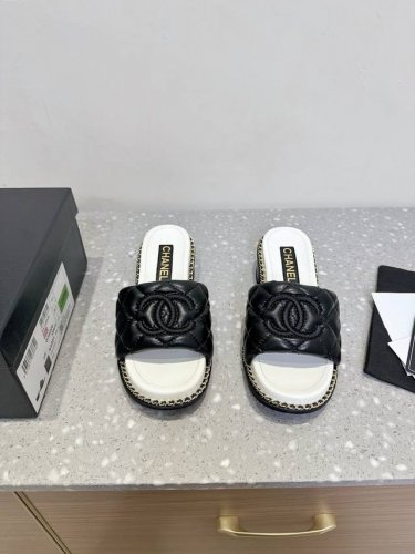 配飞机盒包装 Chanel 小香 25Ss 春夏新品 小粗跟 羊皮链条 懒人拖 小香的一款全新设计 鞋面羊皮材质搭配双C 简约百搭上脚超级美的 怎么看都超美 鞋