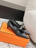 顶级版本Hermes 25 爱马仕新款Kelly扣尖头单鞋 这一季的美到心坎里了 超级百搭时髦的老钱风 上脚超级舒适 随意穿出高级感鞋面：原版小牛皮 内里 垫脚
