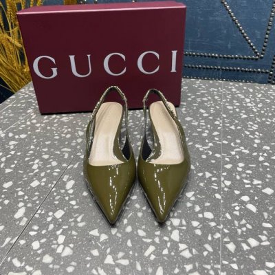 Gucci最新走秀款 此系列颜色鲜艳，尖头搭配金属字母链条 又是古驰的爆款，是美女们的首选 面料：牛漆皮 羊皮 内里：羊皮里 大底：真皮大底 跟高:4.5Cm