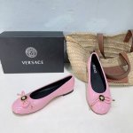 高品质出厂 ！小众潮牌Versace 范思哲2025春夏新款蝴蝶结圆头平底玛丽珍单鞋 米兰秀场同简约干练的版型，童话般的亚特兰蒂斯或神奇的海洋主题，明亮的彩色配