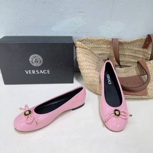 高品质出厂 ！小众潮牌Versace 范思哲2025春夏新款蝴蝶结圆头平底玛丽珍单鞋 米兰秀场同简约干练的版型，童话般的亚特兰蒂斯或神奇的海洋主题，明亮的彩色配