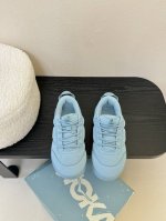 代购级别 marnix Hoka联名款泡芙面包运动鞋 marni与 Hoka 携手推出的全新联名合作款 Bondib3 将时尚与运动完美结合 这款鞋不仅在设计上