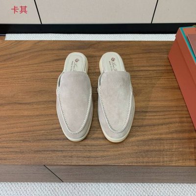 Loro Piana 男款包头拖。复古优雅低调奢华。时尚性与皮料实用性同样兼具依然全网最高品质。鞋面牛反绒，手工缝线，水染皮里，原版大底。码数：39-46 39