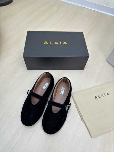 面包系列平底 单鞋 平底Alaia 拖鞋来自巴黎 一见倾心 黑色天鹅绒 高级 经典 阿莱娅还有另外性感的一面 配上不同款式，不同风格都能轻松驾驭，无论牛仔裤，西