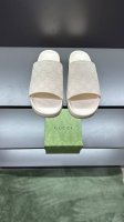 g家 新款 男码39～45， 46.订做 这款拖鞋采用 Gg 聚酯纤维制成，正面饰有 Gucci 标签，为款式增添了醒目的徽标感。 “Gucci Made In
