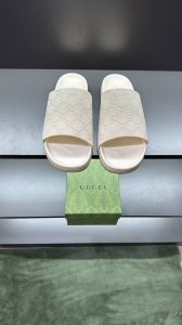 g家 新款 男码39～45， 46.订做 这款拖鞋采用 Gg 聚酯纤维制成，正面饰有 Gucci 标签，为款式增添了醒目的徽标感。 “Gucci Made In