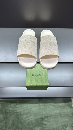g家 新款 男码39～45， 46.订做 这款拖鞋采用 Gg 聚酯纤维制成，正面饰有 Gucci 标签，为款式增添了醒目的徽标感。 “Gucci Made In