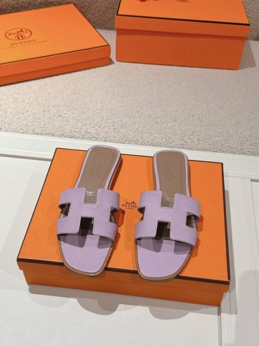 Hermes 顶级版本# 经典拖鞋原版购入开发做货 经典“H”型鞋面 此鞋款是您衣橱中的点睛单品，充分展现爱马仕经典风格 配送专柜精美包装 面料：意大利进口牛皮