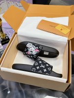 lv拖鞋系列 顶级代购 Lv男士春夏拖鞋专柜同步 鞋面意大利进口牛仔料 标志图形高品质工艺 鞋底 原厂特供原版底 独家活动成型底超级舒适 原厂跟单货 高品质 全