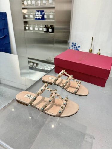 工厂P皮底 橡胶底 华伦天奴新款新品 经典 小铆钉五金配件工艺衬托出满满的高级感，新一季不负期待！ 值得入手★绝对的上档次原版1：I制作， 经典独特优雅风格 创