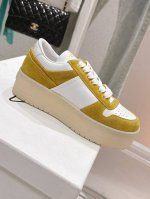 新品厚底三角标休闲鞋，原版购入开发，鞋型非常秀气且不软榻。脚感也是相当舒服 一年四季都不愁穿搭面料牛皮+高丝光牛反绒内里进口柔软牛皮 TPU灌注大底 原版双色超