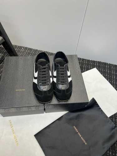 出厂： Dvn德训鞋～拿捏你的脚感 Dries Van Noten 春夏系列，设计师通过改造、扭曲和颠覆经典元素，打造出实用而富有设计感实穿的运动鞋履 全真皮独