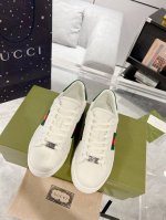 女 男 Ace系列饰织带情侣款运动鞋 牛皮面料 牛皮内里 牛皮垫脚 真蛇皮防伪线 升级芯片 豪华包装。。。。。。全部东西跟正品一样。码数:35-44 45.46