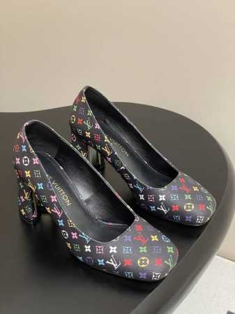 25Ss早春新款Louis Vuitton Lv Swing 高跟鞋最火最新金属跟玛丽珍后空粗跟凉鞋字母标高跟单鞋 选用柔软 皮革塑造易于穿脱的设计，以利落线条 - 点击图像关闭