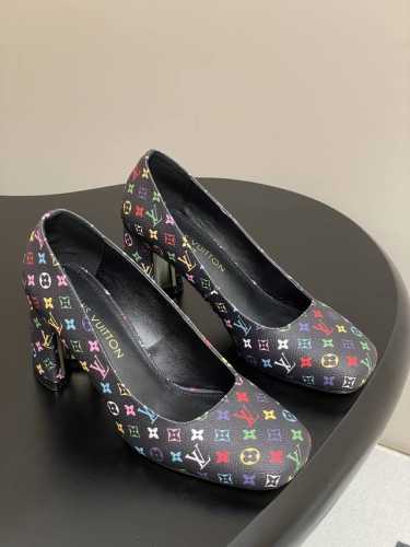 25Ss早春新款Louis Vuitton Lv Swing 高跟鞋最火最新金属跟玛丽珍后空粗跟凉鞋字母标高跟单鞋 选用柔软 皮革塑造易于穿脱的设计，以利落线条