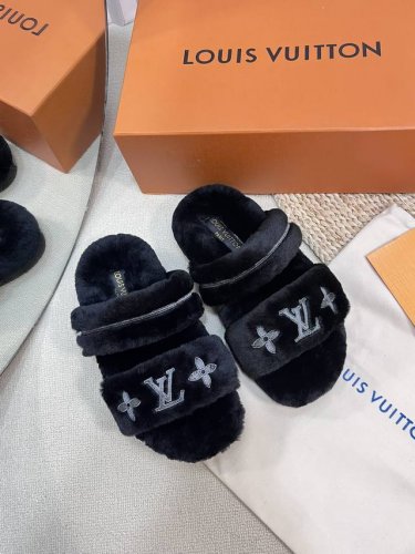 路易威登lv秋冬最新款毛毛拖鞋～ 这双毛拖也是好好看！皮质的就是非常高级呀！！搭配秋冬的牛仔短裤 简直就是完美呀！穿上立马拥有理想的身高有没有！ 大爱款，有时尚