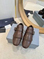 工厂批 Prada 普拉达 25Ss春夏走秀新款流苏复古乐福鞋单鞋 半拖鞋这款鞋履着意呈现经典与复古格调，兼具阳刚气质与柔美风情，形成二元对比，彰显Prada系