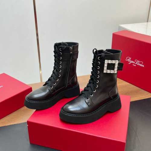 V新款 Roger Vivier 24ss 秋冬新款 钻扣牛皮 侧拉链 马丁靴 新款viv run系列方钻切尔西松糕底靴顶级上新 这款火爆时尚圈的RV钻扣靴 微