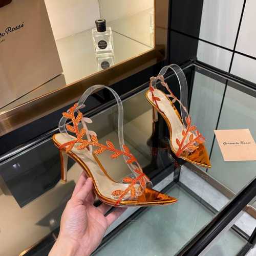 gianvito rossi 2025 新款拖鞋顶级版本，代购品质！施华洛奇水钻尖头高跟拖鞋，宛如从童话中走来的仙履。施华洛奇水钻璀璨耀眼，如同繁星点点镶嵌其上