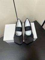 maison Marginala Mm6初春新品粗跟苹果头芭蕾舞鞋单鞋 马吉拉设计师太有才了 采用粗跟作为设计元素打造鞋品 单鞋干练精致 半拖搭配短裙 性感个性